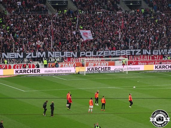 Gemeinsames Banner der Stuttgarter Ultràgruppen Commando Cannstatt, Schwabensturm und Schwaben Kompanie gegen ein neues Polizeigesetz in Baden-Württemberg beim Heimspiel gegen Mönchengladbach.<br />Bild: timo0711.blogspot.de”><figcaption>Gemeinsames Banner der Stuttgarter Ultràgruppen Commando Cannstatt, Schwabensturm und Schwaben Kompanie gegen ein neues Polizeigesetz in Baden-Württemberg beim Heimspiel gegen Mönchengladbach.<br />Bild: timo0711.blogspot.de</figcaption></figure>
                </div>
                
                <!-- YouTube (Meta-Feld) -->
                
            </div>
        </article>

                <script>
        (function() {
            var root = document.querySelector('.ff-single-news-gallery');
            if (!root) return;
            var slides = root.querySelectorAll('.ff-single-news-gallery-slide');
            var dots = root.querySelectorAll('.ff-single-news-gallery-dot');
            var prev = root.querySelector('.ff-single-news-gallery-prev');
            var next = root.querySelector('.ff-single-news-gallery-next');
            var n = slides.length;
            if (n < 2) return;
            var i = 0;
            function closeAllImgInfo() {
                root.querySelectorAll('.ff-fv-img-info-host.is-info-open').forEach(function(host) {
                    host.classList.remove('is-info-open');
                    var b = host.querySelector('.ff-fv-img-info-btn');
                    var p = host.querySelector('.ff-fv-img-info-panel');
                    if (b) b.setAttribute('aria-expanded', 'false');
                    if (p) p.setAttribute('aria-hidden', 'true');
                });
            }
            function show(idx) {
                closeAllImgInfo();
                i = ((idx % n) + n) % n;
                for (var s = 0; s < n; s++) {
                    if (s === i) slides[s].removeAttribute('hidden'); else slides[s].setAttribute('hidden', '');
                }
                for (var s = 0; s < dots.length; s++) {
                    dots[s].classList.toggle('is-active', s === i);
                    dots[s].setAttribute('aria-selected', s === i ? 'true' : 'false');
                }
            }
            if (prev) prev.addEventListener('click', function() { show(i - 1); });
            if (next) next.addEventListener('click', function() { show(i + 1); });
            for (var d = 0; d < dots.length; d++) {
                (function(di) { dots[di].addEventListener('click', function() { show(di); }); })(d);
            }
        })();
        </script>
        
        <!-- Kommentare -->
                <section class=