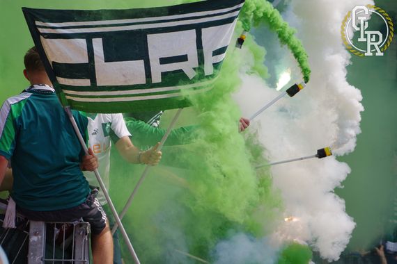 Auch Fans von Werder Bremen setzen trotz Verbot regelmäßig Pyrotechnik ein.<br />Bild: Caillera.net”><figcaption>Auch Fans von Werder Bremen setzen trotz Verbot regelmäßig Pyrotechnik ein.<br />Bild: Caillera.net</figcaption></figure>
<figure><img decoding=