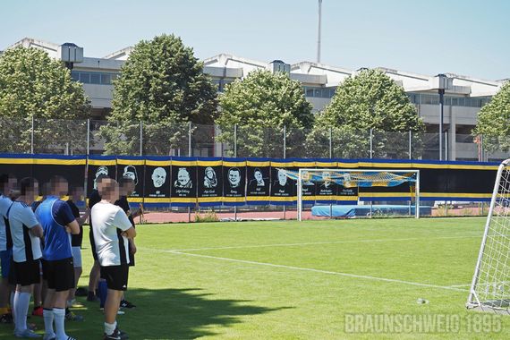 Mit kleinen Fahnen wurde an die verstorbenen Fans gedacht.<br />Bild: Braunschweig1895.de”><figcaption>Mit kleinen Fahnen wurde an die verstorbenen Fans gedacht.<br />Bild: Braunschweig1895.de</figcaption></figure>
<figure><img decoding=