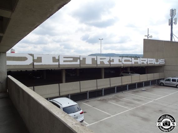 Neues Wandbild an Parkhaus in direkter Nähe zum Gelände des VfB Stuttgart mit eindeutiger Botschaft.<br />Bild: timo0711.blogspot.de”><figcaption>Neues Wandbild an Parkhaus in direkter Nähe zum Gelände des VfB Stuttgart mit eindeutiger Botschaft.<br />Bild: timo0711.blogspot.de</figcaption></figure>
<figure><img decoding=