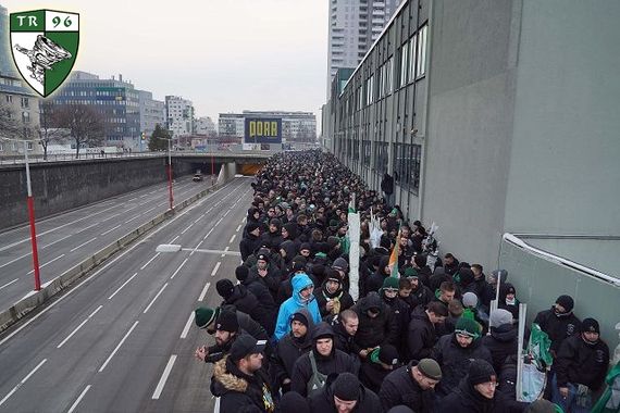 Die 1.338 Rapid Wien-Fans verpassten das Derby im Franz-Horr-Stadion.<br />Bild: TornadosRapid.at“><figcaption>Die 1.338 Rapid Wien-Fans verpassten das Derby im Franz-Horr-Stadion.<br />Bild: TornadosRapid.at</figcaption></figure>
<figure><img decoding=