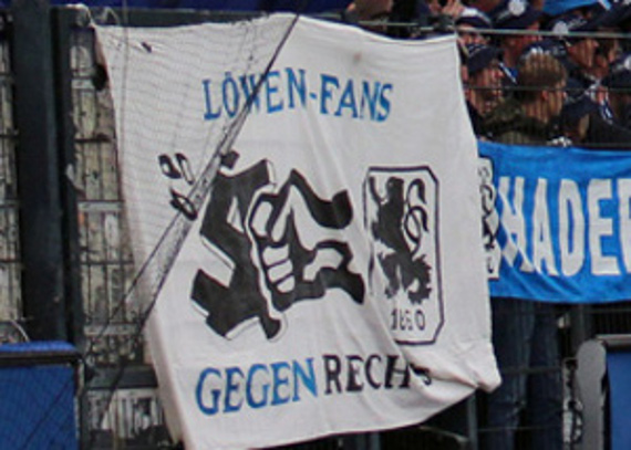 Die Löwenfans gegen rechts nutzen das Vereinswappen schon seit Jahren auf ihrer Fahne und anderen Fanartikeln.<br />Bild: Claude Rapp / CR-Fotos.de”><figcaption>Die Löwenfans gegen rechts nutzen das Vereinswappen schon seit Jahren auf ihrer Fahne und anderen Fanartikeln.<br />Bild: Claude Rapp / CR-Fotos.de</figcaption></figure>
<figure><img decoding=
