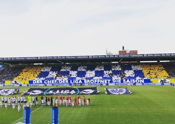 Die Choreografie der Löwenfans auf der Stehhalle.<br />Bild: lfmjob”><figcaption>Die Choreografie der Löwenfans auf der Stehhalle.<br />Bild: lfmjob</figcaption></figure>
<figure><img decoding=
