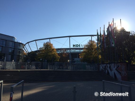 Aus Rücksicht auf den Namenssponsor ließ Hannover 96 den Niedersachsenstadion-Schriftzug übermalen.<br />Bild: Stadionwelt”><figcaption>Aus Rücksicht auf den Namenssponsor ließ Hannover 96 den Niedersachsenstadion-Schriftzug übermalen.<br />Bild: Stadionwelt</figcaption></figure>
                </div>
                
                <!-- YouTube (Meta-Feld) -->
                
            </div>
        </article>

                <script>
        (function() {
            var root = document.querySelector('.ff-single-news-gallery');
            if (!root) return;
            var slides = root.querySelectorAll('.ff-single-news-gallery-slide');
            var dots = root.querySelectorAll('.ff-single-news-gallery-dot');
            var prev = root.querySelector('.ff-single-news-gallery-prev');
            var next = root.querySelector('.ff-single-news-gallery-next');
            var n = slides.length;
            if (n < 2) return;
            var i = 0;
            function closeAllImgInfo() {
                root.querySelectorAll('.ff-fv-img-info-host.is-info-open').forEach(function(host) {
                    host.classList.remove('is-info-open');
                    var b = host.querySelector('.ff-fv-img-info-btn');
                    var p = host.querySelector('.ff-fv-img-info-panel');
                    if (b) b.setAttribute('aria-expanded', 'false');
                    if (p) p.setAttribute('aria-hidden', 'true');
                });
            }
            function show(idx) {
                closeAllImgInfo();
                i = ((idx % n) + n) % n;
                for (var s = 0; s < n; s++) {
                    if (s === i) slides[s].removeAttribute('hidden'); else slides[s].setAttribute('hidden', '');
                }
                for (var s = 0; s < dots.length; s++) {
                    dots[s].classList.toggle('is-active', s === i);
                    dots[s].setAttribute('aria-selected', s === i ? 'true' : 'false');
                }
            }
            if (prev) prev.addEventListener('click', function() { show(i - 1); });
            if (next) next.addEventListener('click', function() { show(i + 1); });
            for (var d = 0; d < dots.length; d++) {
                (function(di) { dots[di].addEventListener('click', function() { show(di); }); })(d);
            }
        })();
        </script>
        
        <!-- Kommentare -->
                <section class=