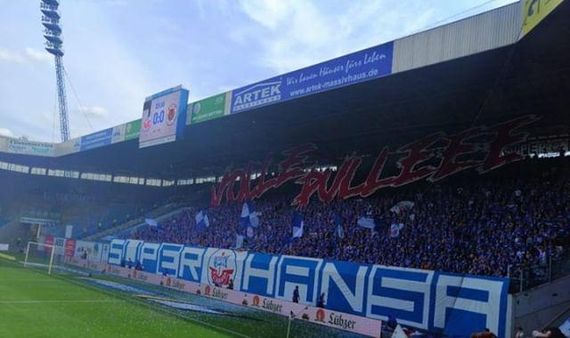 Das Intro auf der Südtribüne.<br />Bild: Oberschlaue Hopper”><figcaption>Das Intro auf der Südtribüne.<br />Bild: Oberschlaue Hopper</figcaption></figure>
<figure><img decoding=