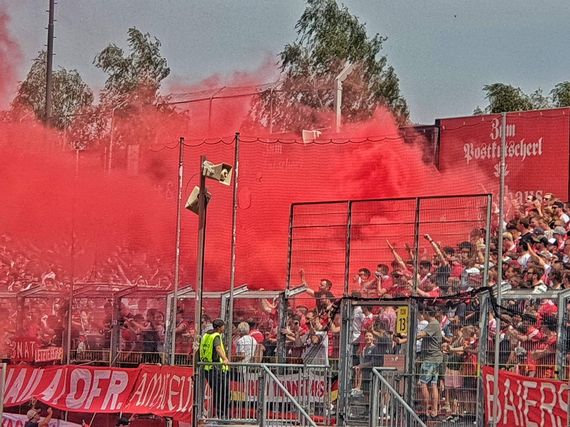 Roter Rauch der mitgereisten FC Bayern-Fans in Würzburg.<br />Bild: facebook.com/PuggyOnTour”><figcaption>Roter Rauch der mitgereisten FC Bayern-Fans in Würzburg.<br />Bild: facebook.com/PuggyOnTour</figcaption></figure>
<figure><img decoding=