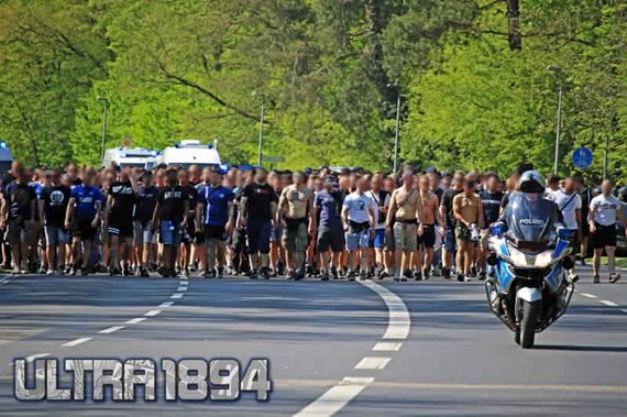 Eine sich zurückhaltende Polizei wünschen sich am Spieltag nicht wenige aktive Fans.<br />Bild: ULTRA1894.de”><figcaption>Eine sich zurückhaltende Polizei wünschen sich am Spieltag nicht wenige aktive Fans.<br />Bild: ULTRA1894.de</figcaption></figure>
                </div>
                
                <!-- YouTube (Meta-Feld) -->
                
            </div>
        </article>

                <script>
        (function() {
            var root = document.querySelector('.ff-single-news-gallery');
            if (!root) return;
            var slides = root.querySelectorAll('.ff-single-news-gallery-slide');
            var dots = root.querySelectorAll('.ff-single-news-gallery-dot');
            var prev = root.querySelector('.ff-single-news-gallery-prev');
            var next = root.querySelector('.ff-single-news-gallery-next');
            var n = slides.length;
            if (n < 2) return;
            var i = 0;
            function closeAllImgInfo() {
                root.querySelectorAll('.ff-fv-img-info-host.is-info-open').forEach(function(host) {
                    host.classList.remove('is-info-open');
                    var b = host.querySelector('.ff-fv-img-info-btn');
                    var p = host.querySelector('.ff-fv-img-info-panel');
                    if (b) b.setAttribute('aria-expanded', 'false');
                    if (p) p.setAttribute('aria-hidden', 'true');
                });
            }
            function show(idx) {
                closeAllImgInfo();
                i = ((idx % n) + n) % n;
                for (var s = 0; s < n; s++) {
                    if (s === i) slides[s].removeAttribute('hidden'); else slides[s].setAttribute('hidden', '');
                }
                for (var s = 0; s < dots.length; s++) {
                    dots[s].classList.toggle('is-active', s === i);
                    dots[s].setAttribute('aria-selected', s === i ? 'true' : 'false');
                }
            }
            if (prev) prev.addEventListener('click', function() { show(i - 1); });
            if (next) next.addEventListener('click', function() { show(i + 1); });
            for (var d = 0; d < dots.length; d++) {
                (function(di) { dots[di].addEventListener('click', function() { show(di); }); })(d);
            }
        })();
        </script>
        
        <!-- Kommentare -->
                <section class=