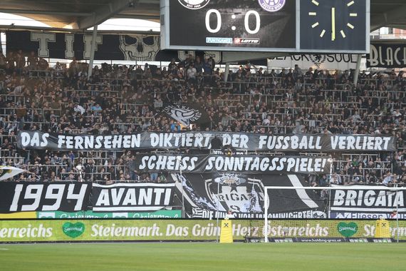 Sonntagsspiele werden von den Fanszenen in Österreich scharf kritisiert.<br />Bild: SturmTifo.com“><figcaption>Sonntagsspiele werden von den Fanszenen in Österreich scharf kritisiert.<br />Bild: SturmTifo.com</figcaption></figure>
            </div>

                    </article>

                <section class=