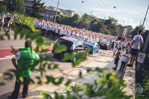 Borussia Mönchengladbach-Fan bei einem Auswärtsspiel in der Schweiz. <br />Bild: Nordkurvenfotos.de”><figcaption>Borussia Mönchengladbach-Fan bei einem Auswärtsspiel in der Schweiz. <br />Bild: Nordkurvenfotos.de</figcaption></figure>
<figure><img decoding=