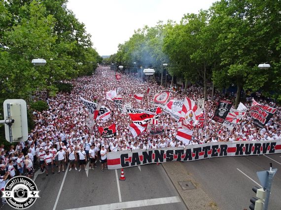 Tausende VfB Stuttgart-Fans beteiligten sich an der 14. Karawane Cannstatt.<br />Bild: timo0711.blogspot.de”><figcaption>Tausende VfB Stuttgart-Fans beteiligten sich an der 14. Karawane Cannstatt.<br />Bild: timo0711.blogspot.de</figcaption></figure>
<figure><img decoding=