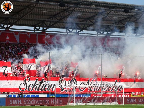 Die Pyroaktion zu sieben Jahren Sektion 19.<br />Bild: Unterwegs in Sachen Fussball – www.uisf.de”><figcaption>Die Pyroaktion zu sieben Jahren Sektion 19.<br />Bild: Unterwegs in Sachen Fussball – www.uisf.de</figcaption></figure>
<figure><img decoding=