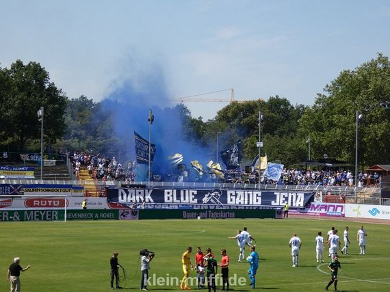 Intro der mitgereisten FCC-Fans gestern in Münster.<br />Bild: Klein-Muffi.de”><figcaption>Intro der mitgereisten FCC-Fans gestern in Münster.<br />Bild: Klein-Muffi.de</figcaption></figure>
<figure><img decoding=