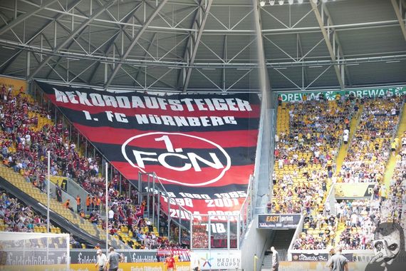 Die Blockfahne im Gästeblock.<br />Bild: jokersradeberg.de”><figcaption>Die Blockfahne im Gästeblock.<br />Bild: jokersradeberg.de</figcaption></figure>
<figure><img decoding=