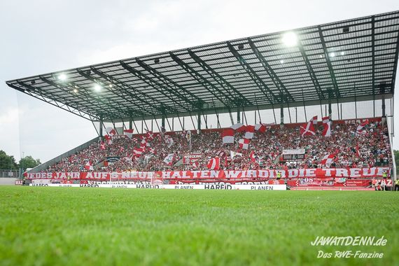 Das Fahnenmeer auf der Westtribüne.<br />Bild: jawattdenn.de”><figcaption>Das Fahnenmeer auf der Westtribüne.<br />Bild: jawattdenn.de</figcaption></figure>
<figure><img decoding=