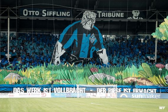 Die Choreografie auf der Otto-Siffling-Tribüne.<br />Bild: Andreas Döring – www.drng.photo”><figcaption>Die Choreografie auf der Otto-Siffling-Tribüne.<br />Bild: Andreas Döring – www.drng.photo</figcaption></figure>
<figure><img decoding=