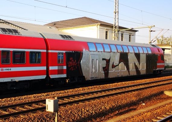 Dieses Bild malten offenbar FCN-Ultras auf eine S-Bahn im Großraum Dresden.<br />Bild: Bundespolizei Dresden”><figcaption>Dieses Bild malten offenbar FCN-Ultras auf eine S-Bahn im Großraum Dresden.<br />Bild: Bundespolizei Dresden</figcaption></figure>
<figure><img decoding=