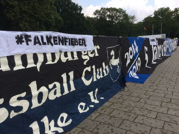 Schon seit fünf Jahren sind in Hamburg Fans vom Falkenfieber infiziert.<br />Bild: HFC Falke”><figcaption>Schon seit fünf Jahren sind in Hamburg Fans vom Falkenfieber infiziert.<br />Bild: HFC Falke</figcaption></figure>
<figure><img decoding=