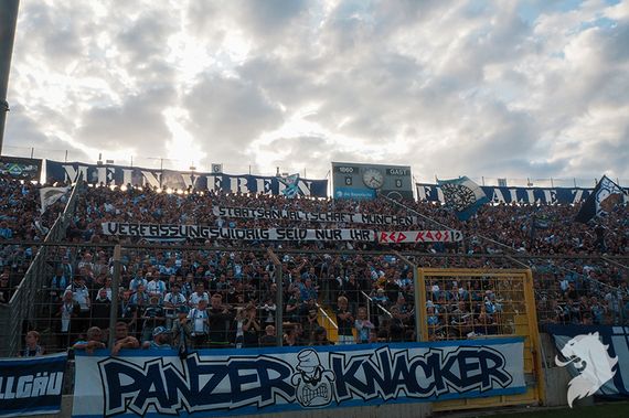 Dieses Spruchband zeigten Ultras von 1860 München gestern in der Westkurve.<br />Bild: muenchnerloewen.de”><figcaption>Dieses Spruchband zeigten Ultras von 1860 München gestern in der Westkurve.<br />Bild: muenchnerloewen.de</figcaption></figure>
<figure><img decoding=