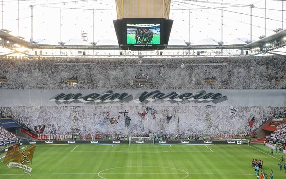 Das Intro in der Nordwestkurve.<br />Bild: Eintracht-Online.net”><figcaption>Das Intro in der Nordwestkurve.<br />Bild: Eintracht-Online.net</figcaption></figure>
<figure><img decoding=