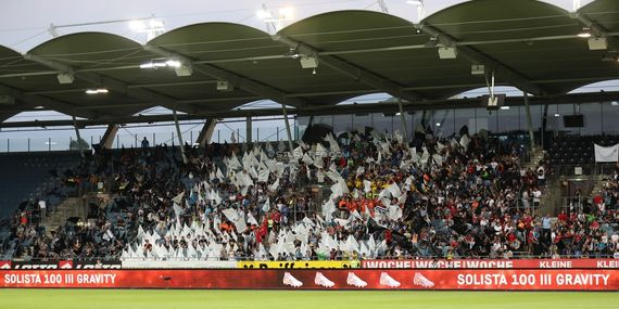Fahnenmeer für die Jugendlichen und Begleitpersonen, die ins Stadion durften.<br />Bild: SturmTifo.com“><figcaption>Fahnenmeer für die Jugendlichen und Begleitpersonen, die ins Stadion durften.<br />Bild: SturmTifo.com</figcaption></figure>
<figure><img decoding=