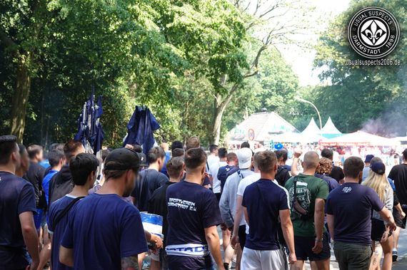 Lilien-Fans am Sonntag auf dem Weg zum Volksparkstadion.<br />Bild: usualsuspects2006.de”><figcaption>Lilien-Fans am Sonntag auf dem Weg zum Volksparkstadion.<br />Bild: usualsuspects2006.de</figcaption></figure>
<figure><img decoding=