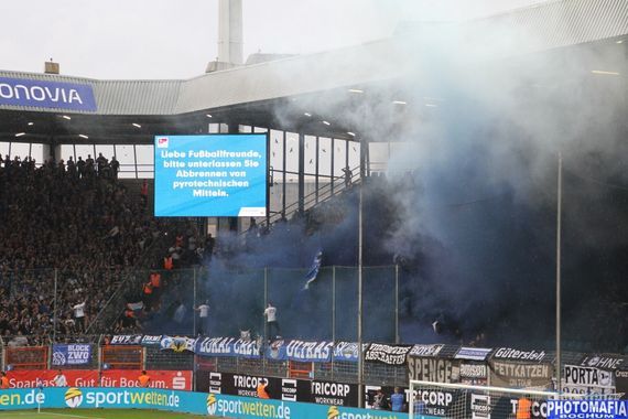 Die Pyroshow der Arminia-Fans.<br />Bild: Photomafia-Bochum.de”><figcaption>Die Pyroshow der Arminia-Fans.<br />Bild: Photomafia-Bochum.de</figcaption></figure>
<figure><img decoding=
