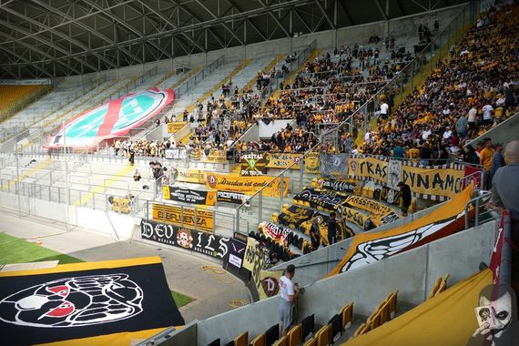 Das Public Viewing in Dresden.<br />Bild: jokersradeberg.de”><figcaption>Das Public Viewing in Dresden.<br />Bild: jokersradeberg.de</figcaption></figure>
<figure><img decoding=