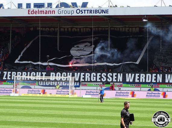 Gedenkaktion für verstorbenen Heidenheim-Fans auf der Osttribüne.<br />Bild: timo0711.blogspot.de”><figcaption>Gedenkaktion für verstorbenen Heidenheim-Fans auf der Osttribüne.<br />Bild: timo0711.blogspot.de</figcaption></figure>
<figure><img decoding=