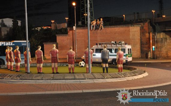 So sieht der Elf Freunde-Kreisel ohne Sachbeschädigungen aus.<br />Bild: Polizei Rheinland-Pfalz”><figcaption>So sieht der Elf Freunde-Kreisel ohne Sachbeschädigungen aus.<br />Bild: Polizei Rheinland-Pfalz</figcaption></figure>
                </div>
                
                <!-- YouTube (Meta-Feld) -->
                
            </div>
        </article>

                <script>
        (function() {
            var root = document.querySelector('.ff-single-news-gallery');
            if (!root) return;
            var slides = root.querySelectorAll('.ff-single-news-gallery-slide');
            var dots = root.querySelectorAll('.ff-single-news-gallery-dot');
            var prev = root.querySelector('.ff-single-news-gallery-prev');
            var next = root.querySelector('.ff-single-news-gallery-next');
            var n = slides.length;
            if (n < 2) return;
            var i = 0;
            function closeAllImgInfo() {
                root.querySelectorAll('.ff-fv-img-info-host.is-info-open').forEach(function(host) {
                    host.classList.remove('is-info-open');
                    var b = host.querySelector('.ff-fv-img-info-btn');
                    var p = host.querySelector('.ff-fv-img-info-panel');
                    if (b) b.setAttribute('aria-expanded', 'false');
                    if (p) p.setAttribute('aria-hidden', 'true');
                });
            }
            function show(idx) {
                closeAllImgInfo();
                i = ((idx % n) + n) % n;
                for (var s = 0; s < n; s++) {
                    if (s === i) slides[s].removeAttribute('hidden'); else slides[s].setAttribute('hidden', '');
                }
                for (var s = 0; s < dots.length; s++) {
                    dots[s].classList.toggle('is-active', s === i);
                    dots[s].setAttribute('aria-selected', s === i ? 'true' : 'false');
                }
            }
            if (prev) prev.addEventListener('click', function() { show(i - 1); });
            if (next) next.addEventListener('click', function() { show(i + 1); });
            for (var d = 0; d < dots.length; d++) {
                (function(di) { dots[di].addEventListener('click', function() { show(di); }); })(d);
            }
        })();
        </script>
        
        <!-- Kommentare -->
                <section class=