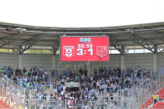 Daniel Frahn hat sich am Samstag mit Chemnitzer FC-Fans im Gästeblock in Halle aufgehalten.<br />Bild: ChemieHalle.de”><figcaption>Daniel Frahn hat sich am Samstag mit Chemnitzer FC-Fans im Gästeblock in Halle aufgehalten.<br />Bild: ChemieHalle.de</figcaption></figure>
                </div>
                
                <!-- YouTube (Meta-Feld) -->
                
            </div>
        </article>

                <script>
        (function() {
            var root = document.querySelector('.ff-single-news-gallery');
            if (!root) return;
            var slides = root.querySelectorAll('.ff-single-news-gallery-slide');
            var dots = root.querySelectorAll('.ff-single-news-gallery-dot');
            var prev = root.querySelector('.ff-single-news-gallery-prev');
            var next = root.querySelector('.ff-single-news-gallery-next');
            var n = slides.length;
            if (n < 2) return;
            var i = 0;
            function closeAllImgInfo() {
                root.querySelectorAll('.ff-fv-img-info-host.is-info-open').forEach(function(host) {
                    host.classList.remove('is-info-open');
                    var b = host.querySelector('.ff-fv-img-info-btn');
                    var p = host.querySelector('.ff-fv-img-info-panel');
                    if (b) b.setAttribute('aria-expanded', 'false');
                    if (p) p.setAttribute('aria-hidden', 'true');
                });
            }
            function show(idx) {
                closeAllImgInfo();
                i = ((idx % n) + n) % n;
                for (var s = 0; s < n; s++) {
                    if (s === i) slides[s].removeAttribute('hidden'); else slides[s].setAttribute('hidden', '');
                }
                for (var s = 0; s < dots.length; s++) {
                    dots[s].classList.toggle('is-active', s === i);
                    dots[s].setAttribute('aria-selected', s === i ? 'true' : 'false');
                }
            }
            if (prev) prev.addEventListener('click', function() { show(i - 1); });
            if (next) next.addEventListener('click', function() { show(i + 1); });
            for (var d = 0; d < dots.length; d++) {
                (function(di) { dots[di].addEventListener('click', function() { show(di); }); })(d);
            }
        })();
        </script>
        
        <!-- Kommentare -->
                <section class=