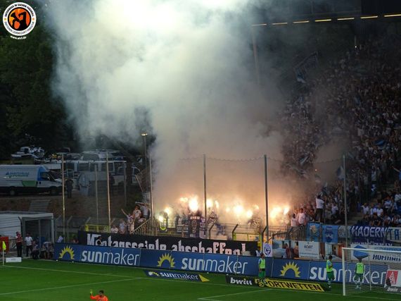 Die Pyroshow der Gästefans in der zweiten Halbzeit.<br />Bild: Unterwegs in Sachen Fussball – www.uisf.de”><figcaption>Die Pyroshow der Gästefans in der zweiten Halbzeit.<br />Bild: Unterwegs in Sachen Fussball – www.uisf.de</figcaption></figure>
<figure><img decoding=