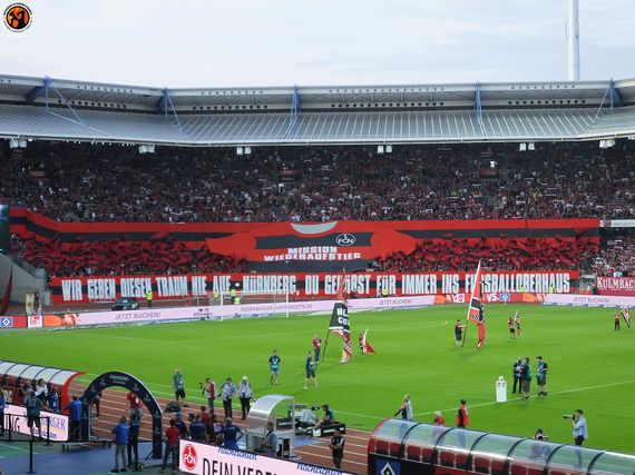 Die Choreografie in der Nordkurve.<br />Bild: Unterwegs in Sachen Fussball – www.uisf.de”><figcaption>Die Choreografie in der Nordkurve.<br />Bild: Unterwegs in Sachen Fussball – www.uisf.de</figcaption></figure>
<figure><img decoding=