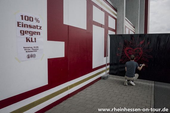 Auch beim Sommerfest des Q-Blocks wurde für das anstehende Derby mobil gemacht.<br />Bild: rheinhessen-on-tour.de”><figcaption>Auch beim Sommerfest des Q-Blocks wurde für das anstehende Derby mobil gemacht.<br />Bild: rheinhessen-on-tour.de</figcaption></figure>
                </div>
                
                <!-- YouTube (Meta-Feld) -->
                
            </div>
        </article>

                <script>
        (function() {
            var root = document.querySelector('.ff-single-news-gallery');
            if (!root) return;
            var slides = root.querySelectorAll('.ff-single-news-gallery-slide');
            var dots = root.querySelectorAll('.ff-single-news-gallery-dot');
            var prev = root.querySelector('.ff-single-news-gallery-prev');
            var next = root.querySelector('.ff-single-news-gallery-next');
            var n = slides.length;
            if (n < 2) return;
            var i = 0;
            function closeAllImgInfo() {
                root.querySelectorAll('.ff-fv-img-info-host.is-info-open').forEach(function(host) {
                    host.classList.remove('is-info-open');
                    var b = host.querySelector('.ff-fv-img-info-btn');
                    var p = host.querySelector('.ff-fv-img-info-panel');
                    if (b) b.setAttribute('aria-expanded', 'false');
                    if (p) p.setAttribute('aria-hidden', 'true');
                });
            }
            function show(idx) {
                closeAllImgInfo();
                i = ((idx % n) + n) % n;
                for (var s = 0; s < n; s++) {
                    if (s === i) slides[s].removeAttribute('hidden'); else slides[s].setAttribute('hidden', '');
                }
                for (var s = 0; s < dots.length; s++) {
                    dots[s].classList.toggle('is-active', s === i);
                    dots[s].setAttribute('aria-selected', s === i ? 'true' : 'false');
                }
            }
            if (prev) prev.addEventListener('click', function() { show(i - 1); });
            if (next) next.addEventListener('click', function() { show(i + 1); });
            for (var d = 0; d < dots.length; d++) {
                (function(di) { dots[di].addEventListener('click', function() { show(di); }); })(d);
            }
        })();
        </script>
        
        <!-- Kommentare -->
                <section class=