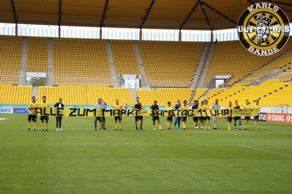 Alemannia Aachen-Spieler bewarben den Treffpunkt der Fanszene nach Abpfiff des letzten Heimspiels.<br />Bild: Karlsbande.de”><figcaption>Alemannia Aachen-Spieler bewarben den Treffpunkt der Fanszene nach Abpfiff des letzten Heimspiels.<br />Bild: Karlsbande.de</figcaption></figure>
<figure><img decoding=