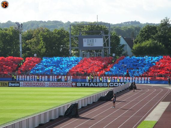 Die Choreografie gestern im Gästeblock.<br />Bild: Unterwegs in Sachen Fussball – www.uisf.de”><figcaption>Die Choreografie gestern im Gästeblock.<br />Bild: Unterwegs in Sachen Fussball – www.uisf.de</figcaption></figure>
<figure><img decoding=
