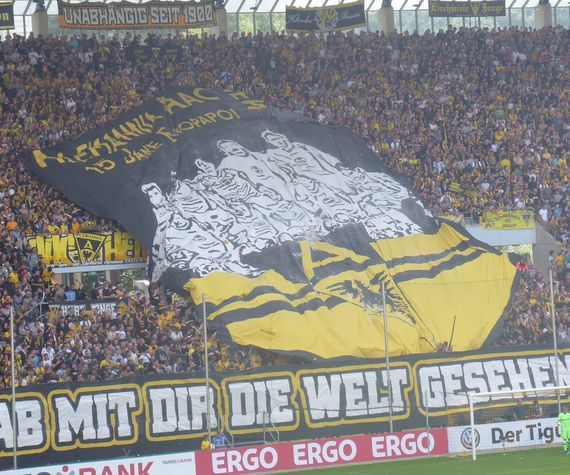 Blockfahne erinnerte an Aachener Europapokal-Teilnahme vor 15 Jahren.<br />Bild: steph23ri”><figcaption>Blockfahne erinnerte an Aachener Europapokal-Teilnahme vor 15 Jahren.<br />Bild: steph23ri</figcaption></figure>
<figure><img decoding=