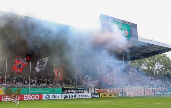 Die Pyroshow der Gästefans.<br />Bild: Eintracht-Online.net”><figcaption>Die Pyroshow der Gästefans.<br />Bild: Eintracht-Online.net</figcaption></figure>
<figure><img decoding=