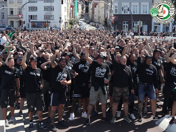 Der Fanmarsch der Lübecker Fanszene.<br />Bild: boys-united.de”><figcaption>Der Fanmarsch der Lübecker Fanszene.<br />Bild: boys-united.de</figcaption></figure>
<figure><img decoding=