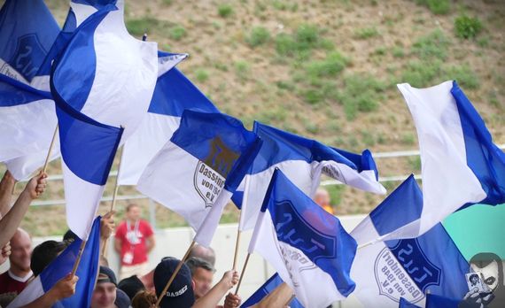 Die Fahnen der Dassendorf-Fans.<br />Bild: jokersradeberg.de”><figcaption>Die Fahnen der Dassendorf-Fans.<br />Bild: jokersradeberg.de</figcaption></figure>
<figure><img decoding=