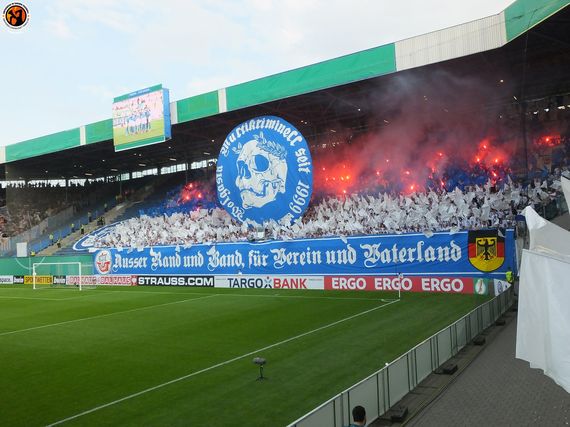 Die Choreografie auf der Südtribüne.<br />Bild: Unterwegs in Sachen Fussball – www.uisf.de”><figcaption>Die Choreografie auf der Südtribüne.<br />Bild: Unterwegs in Sachen Fussball – www.uisf.de</figcaption></figure>
<figure><img decoding=
