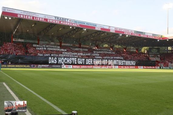 Bei den beiden bisherigen Heimspielen gegen RB Leipzig führten die FCU-Fans ebenfalls einen Stimmungsboykott in der ersten Viertelstunde durch.<br />Bild: Union-Foto.de”><figcaption>Bei den beiden bisherigen Heimspielen gegen RB Leipzig führten die FCU-Fans ebenfalls einen Stimmungsboykott in der ersten Viertelstunde durch.<br />Bild: Union-Foto.de</figcaption></figure>
                </div>
                
                <!-- YouTube (Meta-Feld) -->
                
            </div>
        </article>

                <script>
        (function() {
            var root = document.querySelector('.ff-single-news-gallery');
            if (!root) return;
            var slides = root.querySelectorAll('.ff-single-news-gallery-slide');
            var dots = root.querySelectorAll('.ff-single-news-gallery-dot');
            var prev = root.querySelector('.ff-single-news-gallery-prev');
            var next = root.querySelector('.ff-single-news-gallery-next');
            var n = slides.length;
            if (n < 2) return;
            var i = 0;
            function closeAllImgInfo() {
                root.querySelectorAll('.ff-fv-img-info-host.is-info-open').forEach(function(host) {
                    host.classList.remove('is-info-open');
                    var b = host.querySelector('.ff-fv-img-info-btn');
                    var p = host.querySelector('.ff-fv-img-info-panel');
                    if (b) b.setAttribute('aria-expanded', 'false');
                    if (p) p.setAttribute('aria-hidden', 'true');
                });
            }
            function show(idx) {
                closeAllImgInfo();
                i = ((idx % n) + n) % n;
                for (var s = 0; s < n; s++) {
                    if (s === i) slides[s].removeAttribute('hidden'); else slides[s].setAttribute('hidden', '');
                }
                for (var s = 0; s < dots.length; s++) {
                    dots[s].classList.toggle('is-active', s === i);
                    dots[s].setAttribute('aria-selected', s === i ? 'true' : 'false');
                }
            }
            if (prev) prev.addEventListener('click', function() { show(i - 1); });
            if (next) next.addEventListener('click', function() { show(i + 1); });
            for (var d = 0; d < dots.length; d++) {
                (function(di) { dots[di].addEventListener('click', function() { show(di); }); })(d);
            }
        })();
        </script>
        
        <!-- Kommentare -->
                <section class=