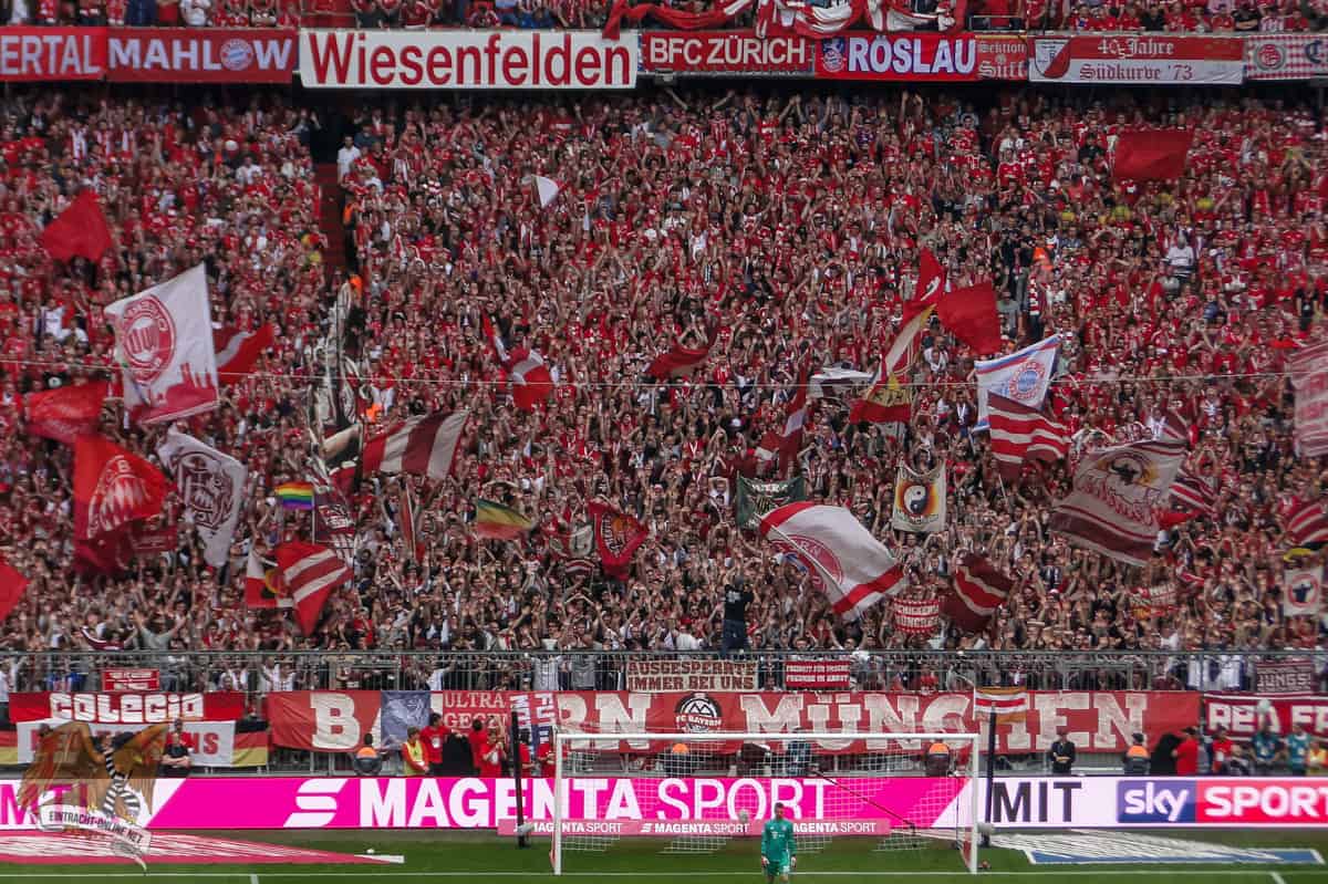 Bevor es für die Fanszene morgen in die Südkurve geht, findet dahinter wieder ein Einsingen statt.<br />Bild: Eintracht-Online.net”><figcaption>Bevor es für die Fanszene morgen in die Südkurve geht, findet dahinter wieder ein Einsingen statt.<br />Bild: Eintracht-Online.net</figcaption></figure>
<figure><img decoding=