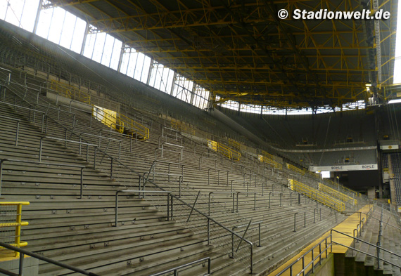 Die Saisoneröffnung von Südtribüne und Fanhilfe findet nächste Woche im Westfalenstadion statt.<br />Bild: Stadionwelt”><figcaption>Die Saisoneröffnung von Südtribüne und Fanhilfe findet nächste Woche im Westfalenstadion statt.<br />Bild: Stadionwelt</figcaption></figure>
                </div>
                
                <!-- YouTube (Meta-Feld) -->
                
            </div>
        </article>

                <script>
        (function() {
            var root = document.querySelector('.ff-single-news-gallery');
            if (!root) return;
            var slides = root.querySelectorAll('.ff-single-news-gallery-slide');
            var dots = root.querySelectorAll('.ff-single-news-gallery-dot');
            var prev = root.querySelector('.ff-single-news-gallery-prev');
            var next = root.querySelector('.ff-single-news-gallery-next');
            var n = slides.length;
            if (n < 2) return;
            var i = 0;
            function closeAllImgInfo() {
                root.querySelectorAll('.ff-fv-img-info-host.is-info-open').forEach(function(host) {
                    host.classList.remove('is-info-open');
                    var b = host.querySelector('.ff-fv-img-info-btn');
                    var p = host.querySelector('.ff-fv-img-info-panel');
                    if (b) b.setAttribute('aria-expanded', 'false');
                    if (p) p.setAttribute('aria-hidden', 'true');
                });
            }
            function show(idx) {
                closeAllImgInfo();
                i = ((idx % n) + n) % n;
                for (var s = 0; s < n; s++) {
                    if (s === i) slides[s].removeAttribute('hidden'); else slides[s].setAttribute('hidden', '');
                }
                for (var s = 0; s < dots.length; s++) {
                    dots[s].classList.toggle('is-active', s === i);
                    dots[s].setAttribute('aria-selected', s === i ? 'true' : 'false');
                }
            }
            if (prev) prev.addEventListener('click', function() { show(i - 1); });
            if (next) next.addEventListener('click', function() { show(i + 1); });
            for (var d = 0; d < dots.length; d++) {
                (function(di) { dots[di].addEventListener('click', function() { show(di); }); })(d);
            }
        })();
        </script>
        
        <!-- Kommentare -->
                <section class=