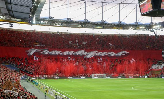 Das Intro in der Nordwestkurve.<br />Bild: Eintracht-Online.net”><figcaption>Das Intro in der Nordwestkurve.<br />Bild: Eintracht-Online.net</figcaption></figure>
<figure><img decoding=