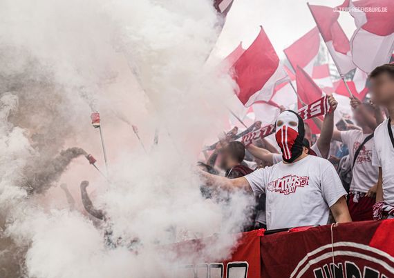 Pyroaktion der Ultras vom SSV Jahn Regensburg am vergangenen Wochenende.<br />Bild: Ultras-Regensburg.de”><figcaption>Pyroaktion der Ultras vom SSV Jahn Regensburg am vergangenen Wochenende.<br />Bild: Ultras-Regensburg.de</figcaption></figure>
<figure><img decoding=
