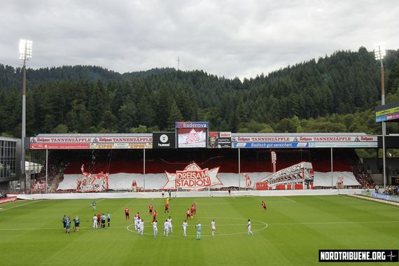 Die Choreografie auf der Nordtribüne.<br />Bild: Nordtribuene.org”><figcaption>Die Choreografie auf der Nordtribüne.<br />Bild: Nordtribuene.org</figcaption></figure>
<figure><img decoding=