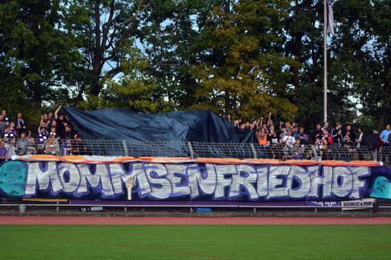 Im Mommsenstadion herrschte zuletzt Friedhofsstimmung, was jetzt aber wieder vorbei ist.<br />Bild: Sören Kohlhuber”><figcaption>Im Mommsenstadion herrschte zuletzt Friedhofsstimmung, was jetzt aber wieder vorbei ist.<br />Bild: Sören Kohlhuber</figcaption></figure>
<figure><img decoding=