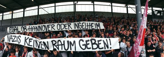 Spruchband der Ultràgruppe gegen Rechts.<br />Bild: supremusdilectio2008.wordpress.com”><figcaption>Spruchband der Ultràgruppe gegen Rechts.<br />Bild: supremusdilectio2008.wordpress.com</figcaption></figure>
<figure><img decoding=