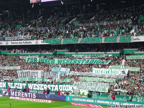 Werder-Fans brachten zahlreiche Protestplakate mit ins Weserstadion.<br />Bild: brucki.blogspot.com”><figcaption>Werder-Fans brachten zahlreiche Protestplakate mit ins Weserstadion.<br />Bild: brucki.blogspot.com</figcaption></figure>
<figure><img decoding=