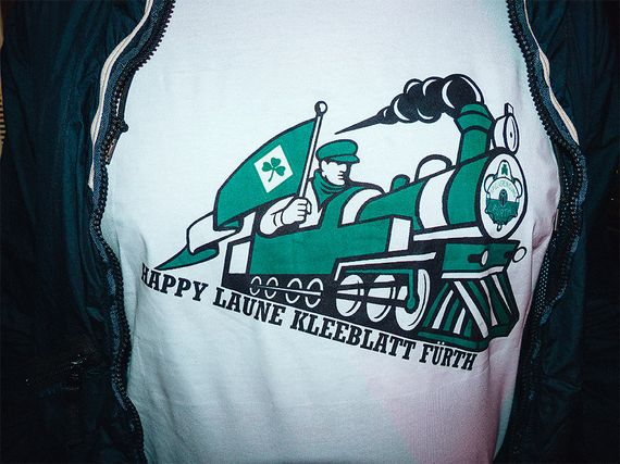 Nach Hamburg wollen die Kleeblatt-Fans wieder einen selbstverwalteten Sonderzug organisieren.<br />Bild: spvgg-fuerth.com”><figcaption>Nach Hamburg wollen die Kleeblatt-Fans wieder einen selbstverwalteten Sonderzug organisieren.<br />Bild: spvgg-fuerth.com</figcaption></figure>
<figure><img decoding=